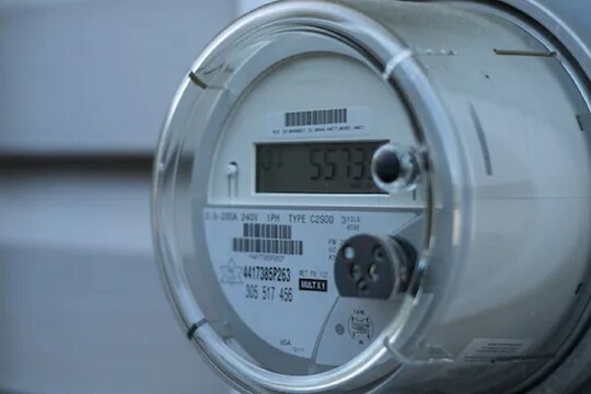 Alert! तुमच्या घरातील गॅस, विजेच्या Smart Meters मार्फत तुमच्यावर कुणाचा वॉच तर नाहीये ना?