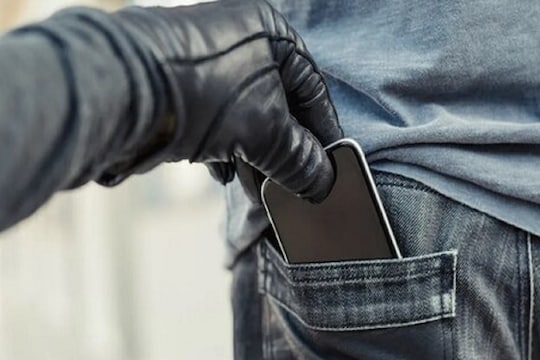 Smartphone चोरी झाल्यास मोठ्या नुकसानाची शक्यता; टाळण्यासाठी ही 5 कामं कराच
