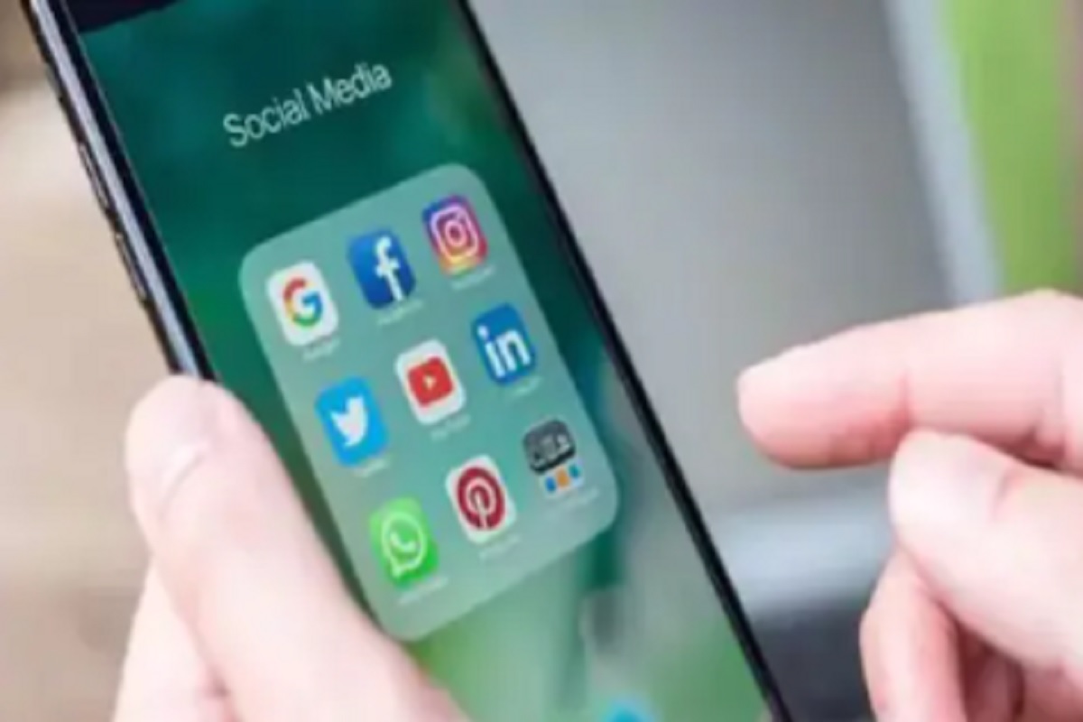 तब्बल 7 तासांनी पुन्हा सुरू झालं WhatsApp, Facebook आणि Insta; कंपनीनं मागितली माफी