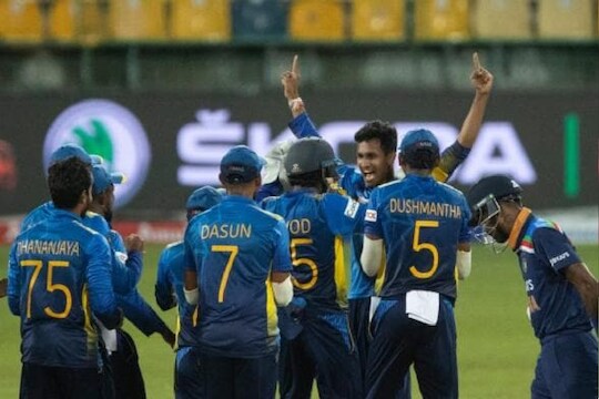 IND vs SL : स्पिनच्या जाळ्यात टीम इंडियाची शिकार, 4 ओव्हरमध्ये बदलली परिस्थिती