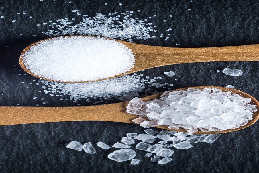 साखर - साखर सफेद बनवण्यासाठी त्यासाठी ‘बोन चार’ किंवा नॅचरल कार्बन वापरून ब्लिचिंग केलं जातं. यासाठी प्राण्यांच्या हाडांपासून मिळणाऱ्या भुकटीचा वापर केला जातो. कन्फेक्शनर आणि ब्राऊन शुगरमध्ये सुद्धा हेच वापरलं जातं.