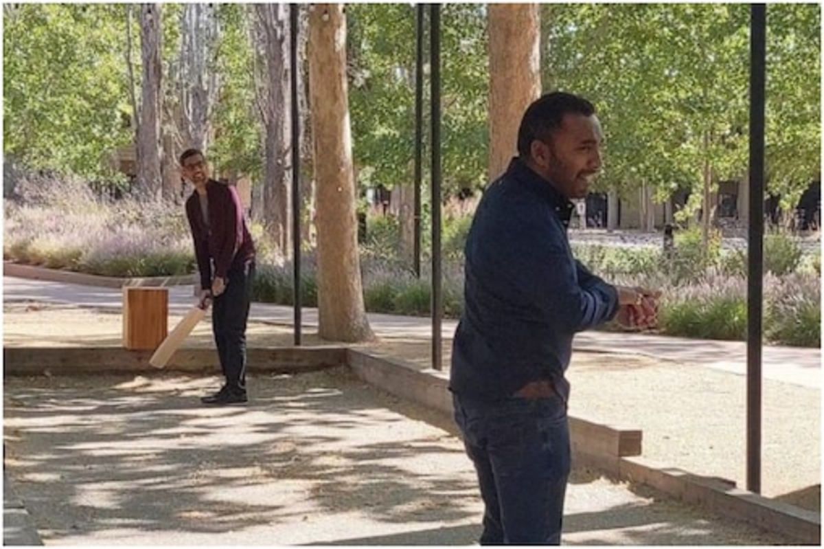 सुंदर पिचईंचं गली क्रिकेट, गुगलीवर Google च्या सीईओंची बॅटिंग!