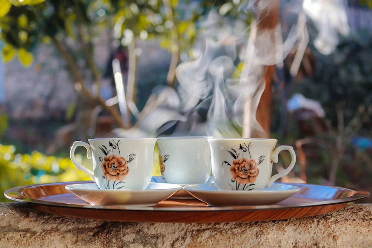 दिवसभर आपण काय खातो यावर आपलं आरोग्य अवलंबून असतं. काही लोकांना चहा,कॉफी, मद्यपान करण्याची सवय असते