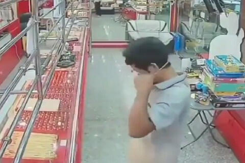 एक व्यक्ती सोन्याची चेन चोरी करण्याच्या बहाण्याने दुकानात येतो. चेन चोरी करुन पळण्याच्या प्रयत्नांत तो असतो. पण त्याला स्वत:च ती चेन दुकानदाराला परत करावी लागते.