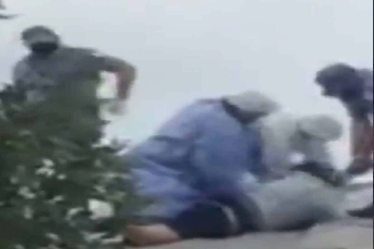 पळून पळून किती पळणार! डॉक्टरांनी अशा ठिकाणी दिली कोरोना लस ज्याचा कुणी विचारही केला नसेल