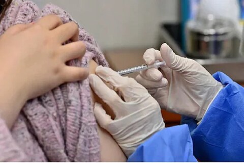 पहिली लस वेगळी आणि दुसरी लस (First and second vaccine) वेगळी घेतली, तर रोगप्रतिकारक शक्ती अधिक वाढायला मदत होत असल्याचाही दावा केला जातो. याबाबत आतापर्यंतची निरीक्षणं आणि अनुभव यांच्या आधारे भारतातील धोरण ठरवलं जाणार आहे. 
