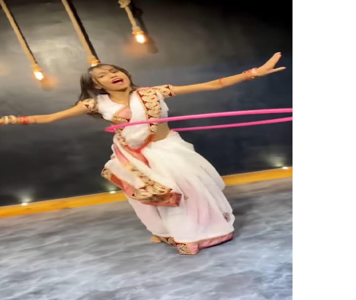 वैष्णवी साडी नेसून हुला-हुपा डान्स करत आहे.