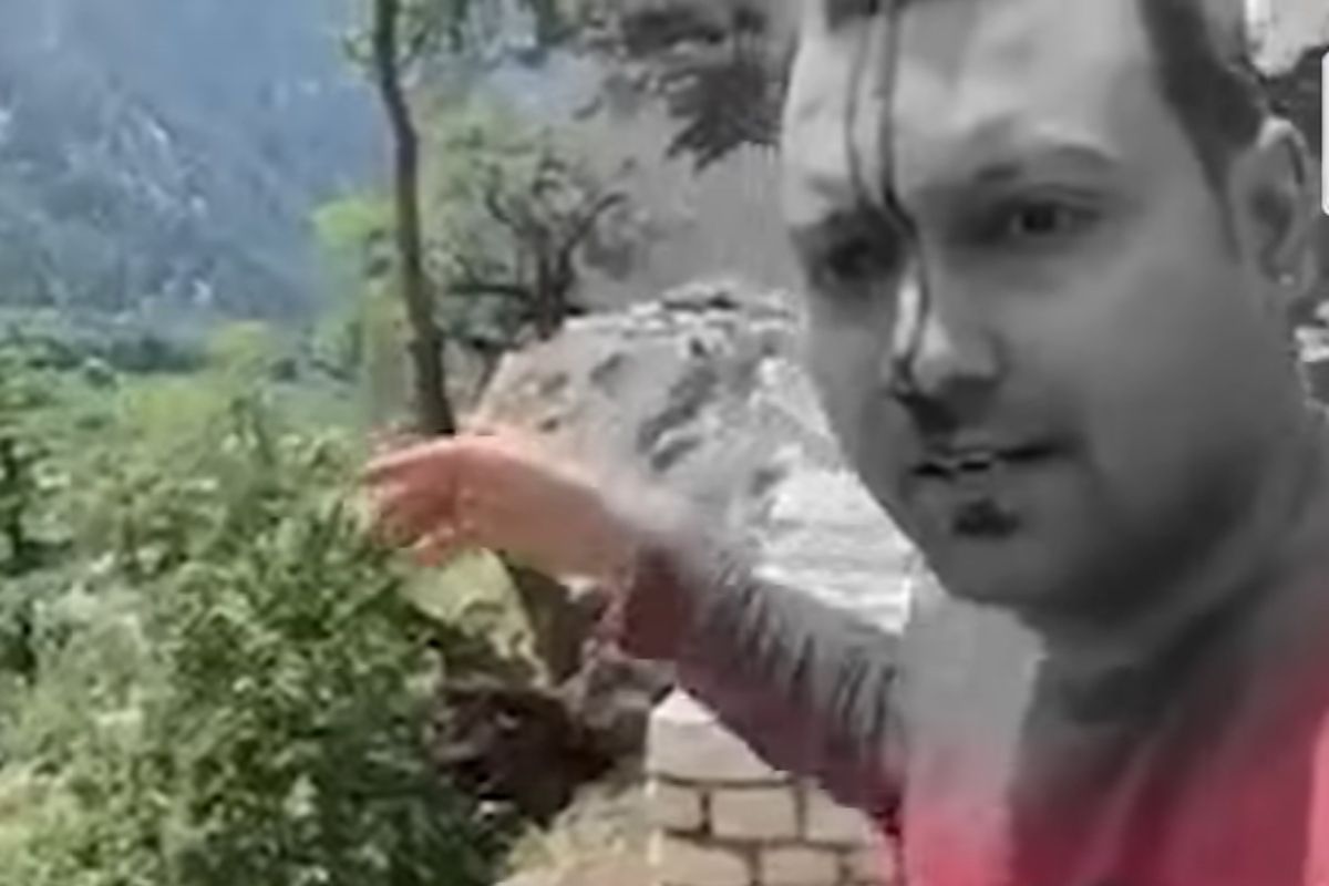 11 पर्यटकांपैकी दोघेच बचावले; दरड कोसळल्यानंतर Live Video शूट करीत तरुणाने सांगितला थरारक प्रसंग