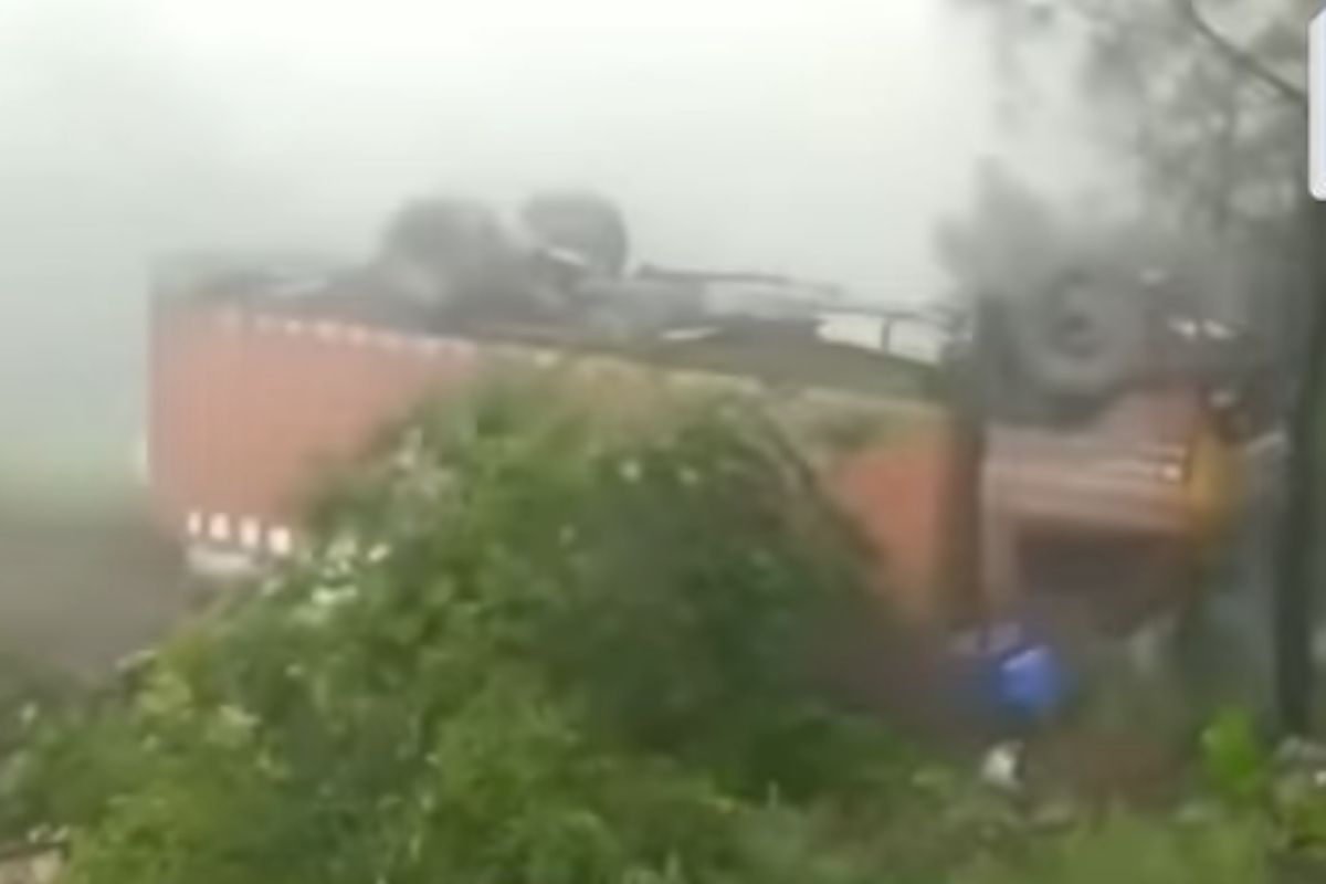 पाहता पाहता पत्त्यांसारखा दरीत कोसळला भला मोठा ट्रक; VIDEO पाहून अंगावर काटा उभा राहिल