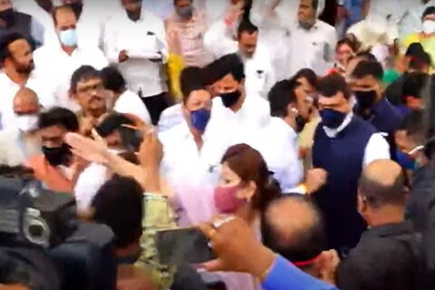 भाजपच्या आमदारांनी आज सभागृहात न जाता विधानभवनाच्या पायऱ्यांवर ठिय्या मांडला होता.