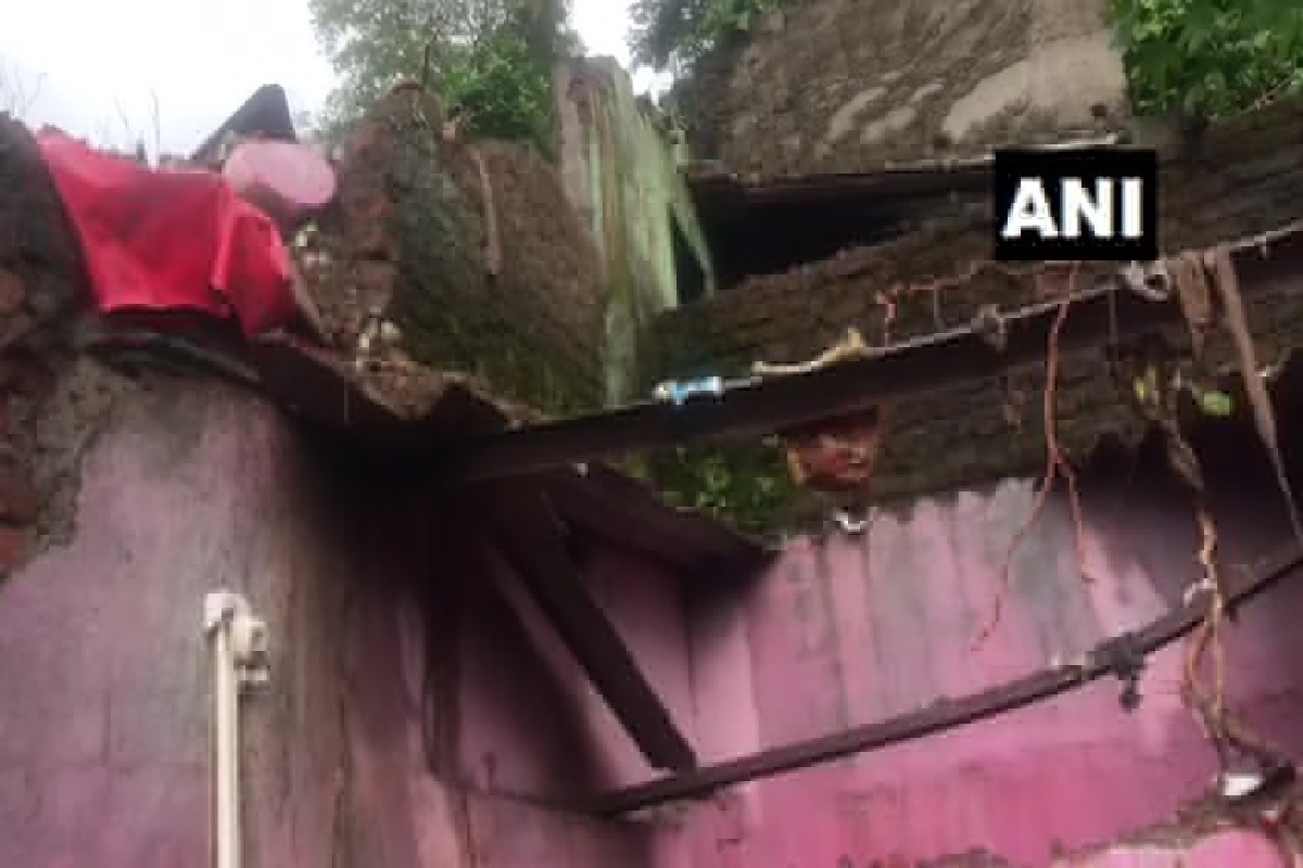 विक्रोळीत दरड कोसळून दुमजली इमारत कोसळली; तिघांचा मृत्यू, ढिगाऱ्याखाली 5 ते 6 अडकल्याची भीती