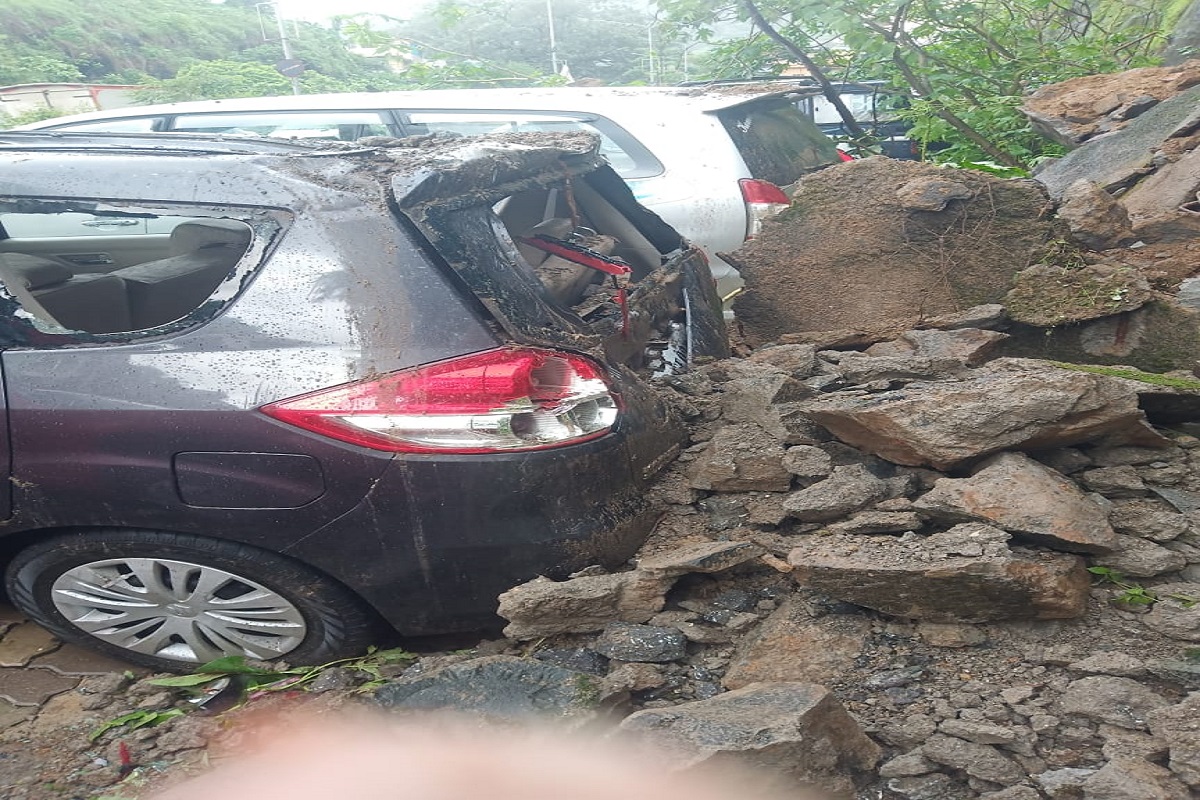विक्रोळीत पुन्हा एकदा कोसळली दरड; कारचं नुकसान, सुदैवानं जीवितहानी नाही