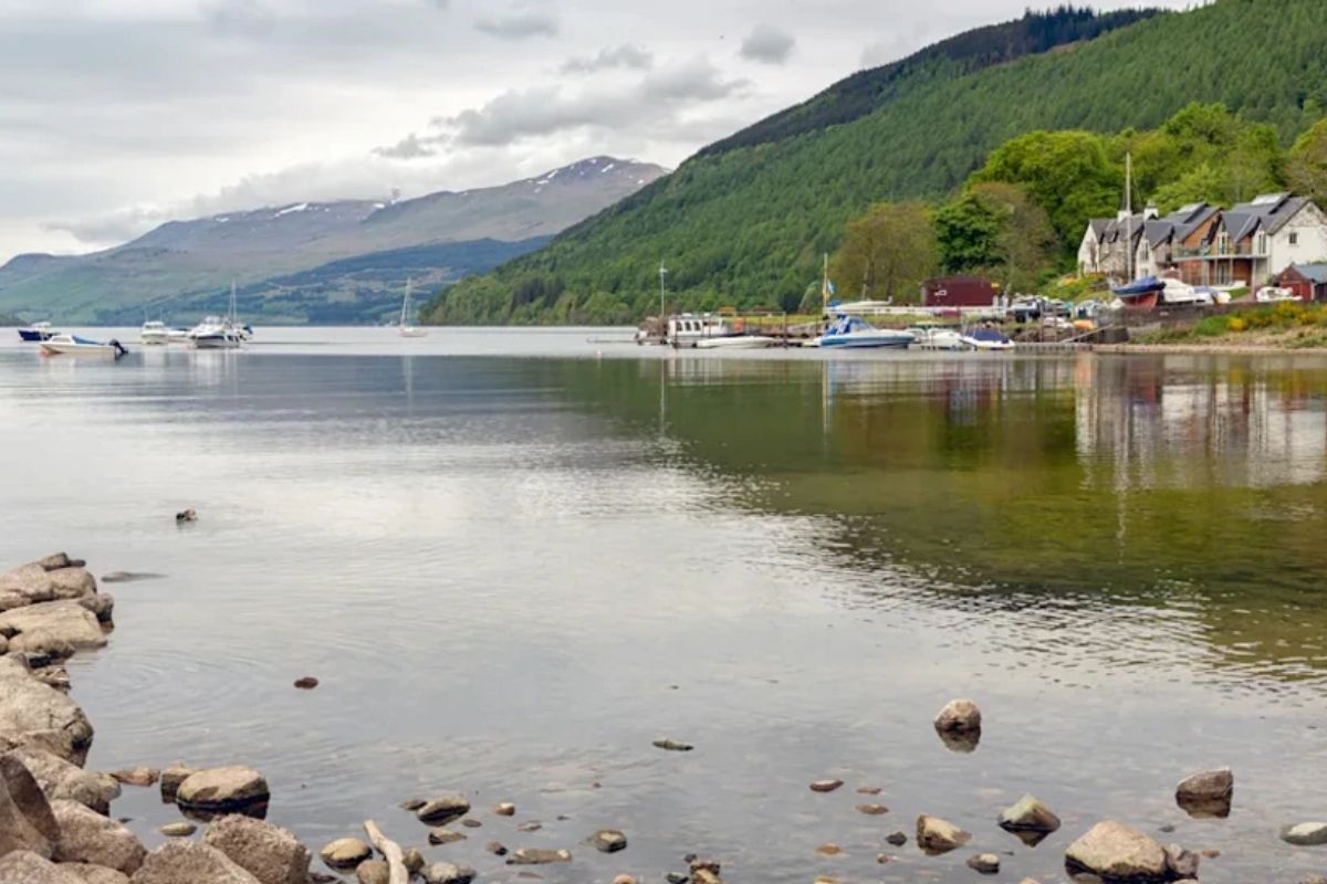 एका फ्लॅटच्या किंमतीला विकलं जातंय अख्खं गाव; नागरिक घर सोडून पसार, काय आहे याचं रहस्य?
