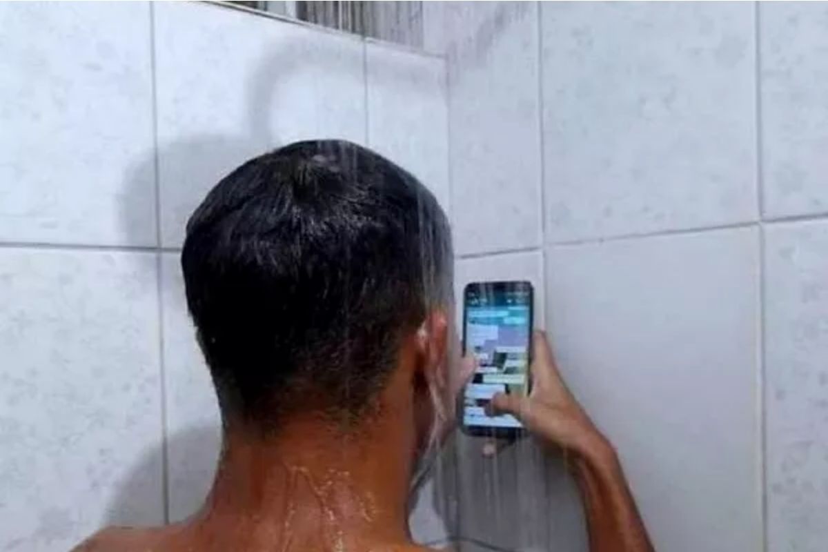 आंघोळ करताना करीत होता WhatsApp चॅट; अनेकांना आठवले ते दिवस...; PHOTO तुफान व्हायरल