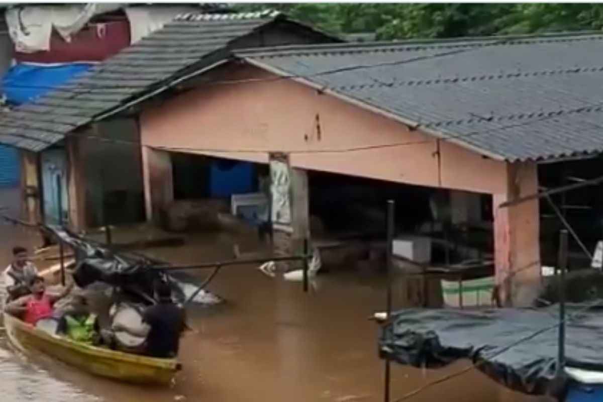 घरादारात पावसाचं पाणी शिरलं असतानाही बँडवाल्या तरुणांची कोळी गीतांवर तुफान धमाल, पाहा VIDEO