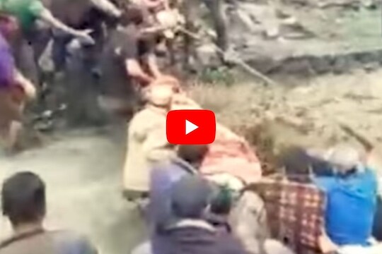 उधाणलेल्या पाण्यातून जखमी तरुणाला स्ट्रेचरवरुन नेताना एकाचा पाय घसरला आणि...Shocking Video
