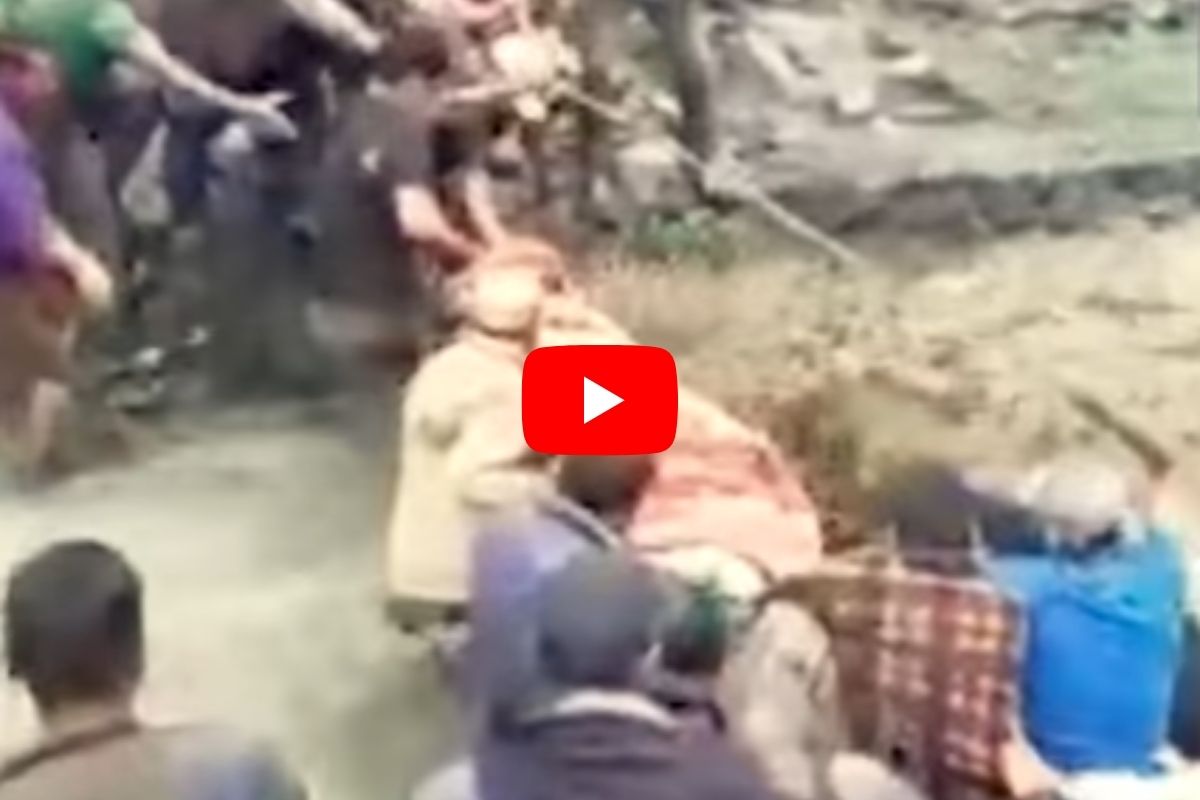 उधाणलेल्या पाण्यातून जखमी तरुणाला स्ट्रेचरवरुन नेताना एकाचा पाय घसरला आणि...Shocking Video