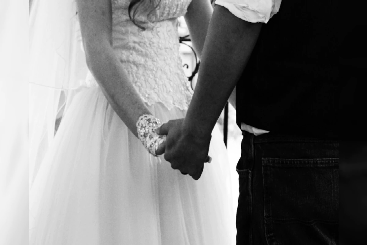 काहीही! नवऱ्याला मंडपातच नवरीला द्यावी लागते इनरविअर; लग्नाची विचित्र परंपरा