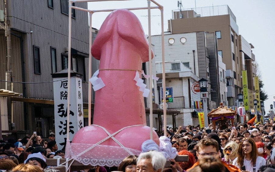 जपानमध्ये (Japan) पेनिस फेस्टिव्हल (Penis Festival) म्हणजेच पुरुषाच्या लिंगाचा उत्सव अत्यंत उत्साहात साजरा केला जातो. या फेस्टिव्हलला जपानी भाषेत कानामारा मात्सुरी असं म्हणतात. या फेस्टिव्हलमध्ये श्रद्धाळू व्यक्ती पेनिसची प्रतिकृती तयार करून तिची मिरवणूक काढतात. या फेस्टिव्हलचं आयोजन दर वर्षी एप्रिल महिन्याच्या पहिल्या रविवारी केलं जातं. हा फेस्टिव्हल साजरा केल्यामुळे सेक्स लाइफ (Sex Life) समाधानकारक आणि आनंदी राहतं, असं मानलं जातं.