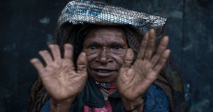 इंडोनेशियातही (Indonesia) अशीच एक विचित्र प्रथा आहे. त्यानुसार, कुटुंबातल्या सदस्याचा मृत्यू झाला तर त्या कुटुंबातली महिला आपलं एक बोट कापून टाकते. गेल्या काही वर्षांपासून या प्रथेवर बंदी घालण्यात आलेली आहे; मात्र काही कुटुंबं अजूनही ही प्रथा पाळतात.