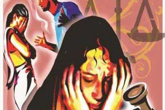 कायद्यानुसार पती, लिव्ह इन पुरुष पार्टनर किंवा सासरच्या माणसांकडून पत्नी, महिला, महिला लिव्ह इन पार्टनर किंवा घरातील कोणतीही महिला म्हणजे अगदी आई, बहिण यांच्या सुरक्षेसाठी कौटुंबिक हिंसा कायदा बनवण्यात आला आहे.