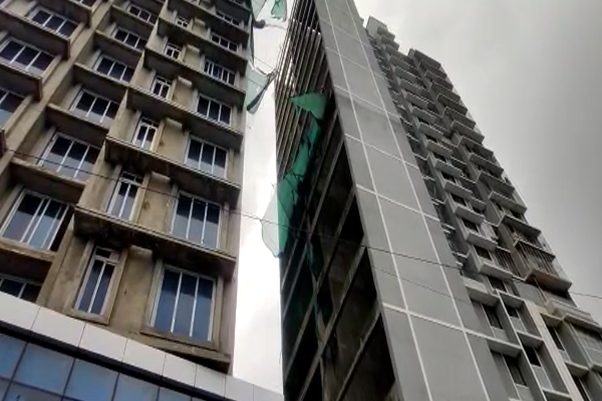 BREAKING : मुंबईतील वरळीमध्ये इमारतीची लिफ्ट कोसळली, 4 जणांचा मृत्यू