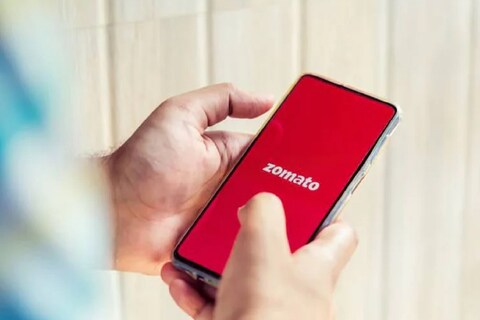 झोमॅटो (Zomato) कंपनी आता लवकरच आपल्या अ‍ॅपवर एक ग्रॉसरी सेक्शन सुरू करणार आहे. त्यामुळे आता  झोमॅटोवरुन खाद्यपदार्थांसह किराणा सामान देखील (Glossary Shopping) ऑर्डर करता येणार आहे.