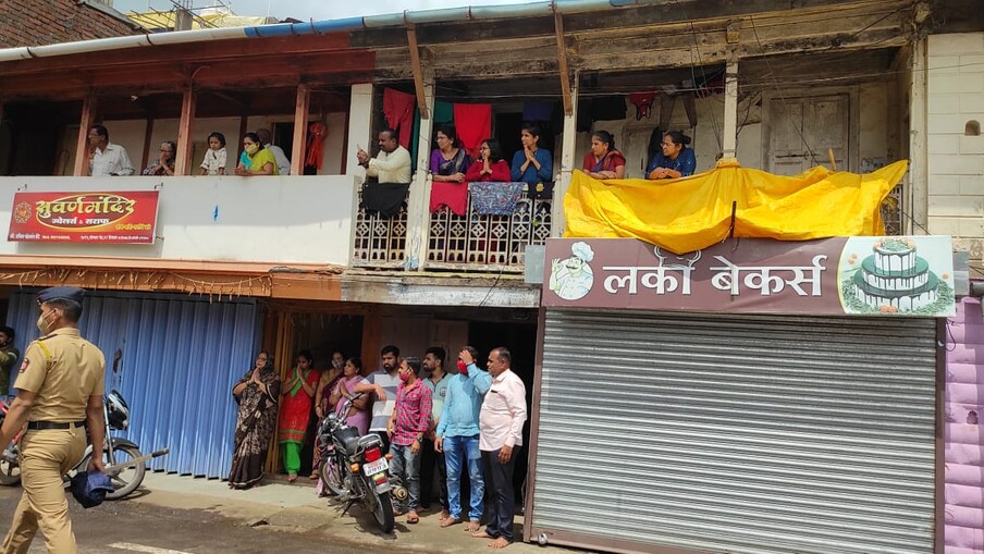 नागपंचमीसाठी प्रसिद्ध असलेल्या 32 शिराळ्यात यंदा अतिशय साध्या पद्धतीने नागपंचमी साजरी करण्यात आली. 