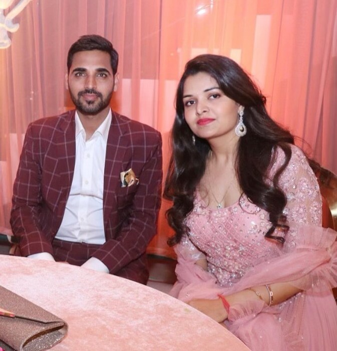 एकदा अचानक भुवनेश्वरने ट्वीटर अकाउंट ओपन केलं होतं. पण ते का केलं याचं उत्तर देताना तो म्हणाला की, नुपूरने एकदा त्याच्याकडे फेसबुकचा पासवर्ड मागीतला होता. पण काहीतरी डायलॉग मारून त्याने वेळ मारून नेली होती.