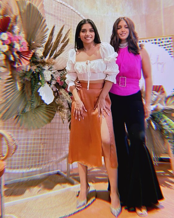 समिक्षा ही चित्रपटसृष्टीत नाही. पण सोशल मीडियावर दोघींचे फोटो अनेकदा व्हायरल होतात.