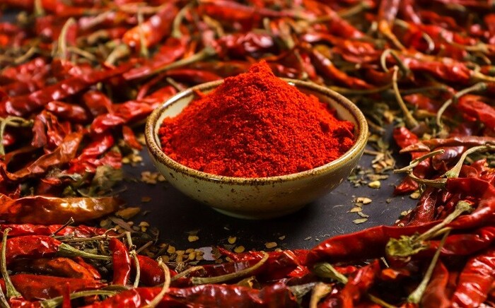 लाल मिरचीची पावडर उंदीर पळवण्यासाठी वापरू शकता. हा अगदी सोपा उपाय आहे. मिरची पावडर किंवा सुकलेल्या लाल मिरच्या उंदरांच्या बिळाजवळ ठेवा उंदीर बाहेरच येणार नाहीत.