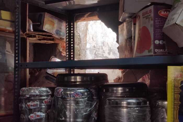 पहिल्यांदा चोरांच्या टोळीने भांड्यांच्या दुकानाच्या भिंतीला भगदाड केलं, आणि त्या दुकानात शिरला. लाइट बंद असल्यामुळे त्याने कागद जाळले आणि तेथील मूल्यवान गोष्टी पाहिल्या. यानंतर त्याने गल्ल्यातील कॅश चोरी केली. त्यानंतर चोर शेजारील ज्वेलर्सच्या दुकानात गेले आणि छप्पर, मागच्या भिंतीला होल केलं आणि दुकानात घुसले. यानंतर त्यांनी दुकानातील चांदीचे दागिने चोरले. 