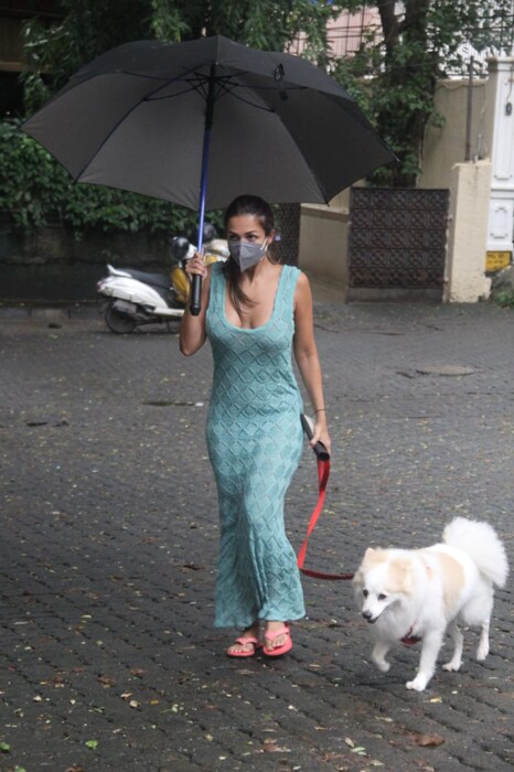 पाऊस असो किंवा ऊन, वारा आपल्या कॅस्परसोबत ती नेहमी फिरताना दिसते.