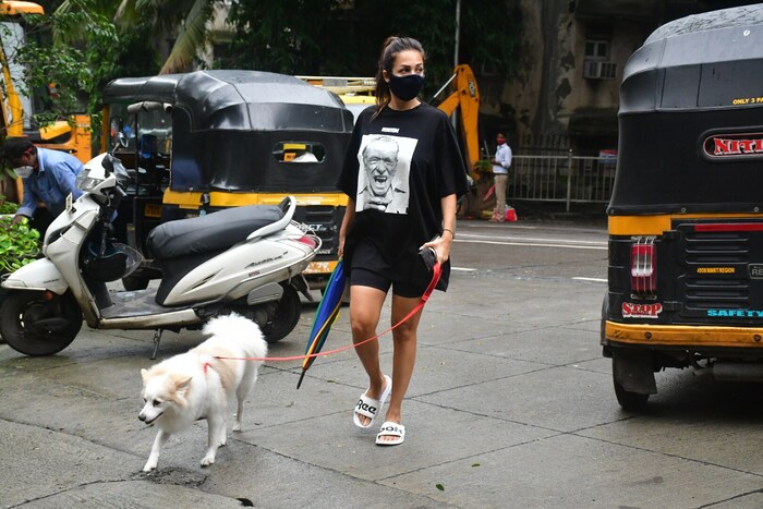 मलायका नेहमी तिच्या योगा सेंटर बाहेरही स्पॉट होते.