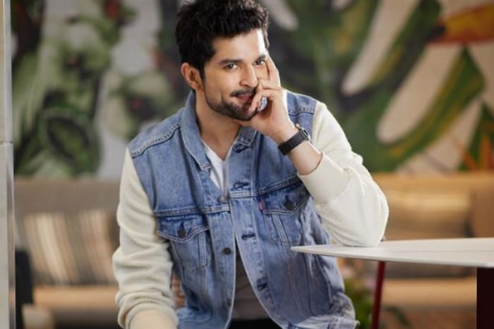 छोट्या पडद्याचा प्रसिद्ध शो बिग बॉस ओटीटी (Bigg Boss 15) 8 ऑगस्ट पासून सुरू होत आहे. अनेक सेलिब्रीटींची नावं आता कन्फर्म झाली आहेत. त्यातीलच एक म्हणजे मराठमोळा अभिनेता राकेश बापटचं नावंही आता निश्चित झालं आहे. 