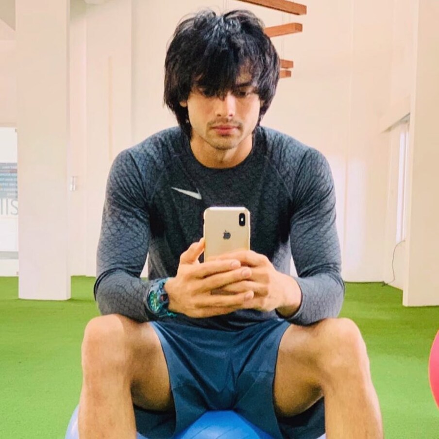 टोकयो ऑलिम्पिकमध्ये (Tokyo Olympic) नीरज चोप्राने (Neeraj Chopra) इतिहास घडवला. भालाफेक स्पर्धेच्या फायनलमध्ये (Men's javelin throw) नीरजने भारताला स्पर्धेतलं पहिलं गोल्ड मेडल मिळवून दिलं. ऑलिम्पिक इतिहासातलं भारताचं हे दुसरं, तर ऍथलिटिक्समधलं पहिलं गोल्ड मेडल आहे. (Neeraj Chopra Instagram)