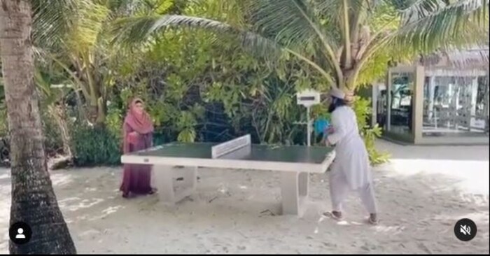 पतीसोबच ती टेबल टेनिस खेळताना दिसत आहे.