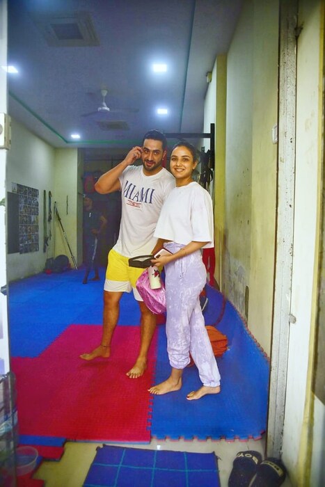 नुकताच जास्मिन आणि अलीला एकत्र स्पॉट करण्यात आलं होतं. 