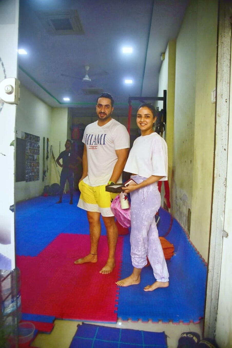 याठिकाणी जास्मिनच्या एका लेडी चाहतीने तिच्यासोबत सेल्फी घेण्याची मागणी केली. 