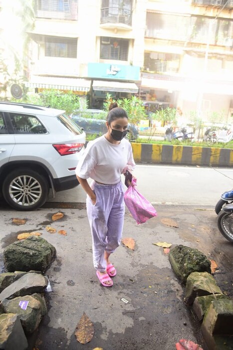 चाहतीच्या मागणीवरून जास्मिन सेल्फी काढायला तयार झाली, आणि मास्क काढून सेल्फीसाठी पुढे आली. 