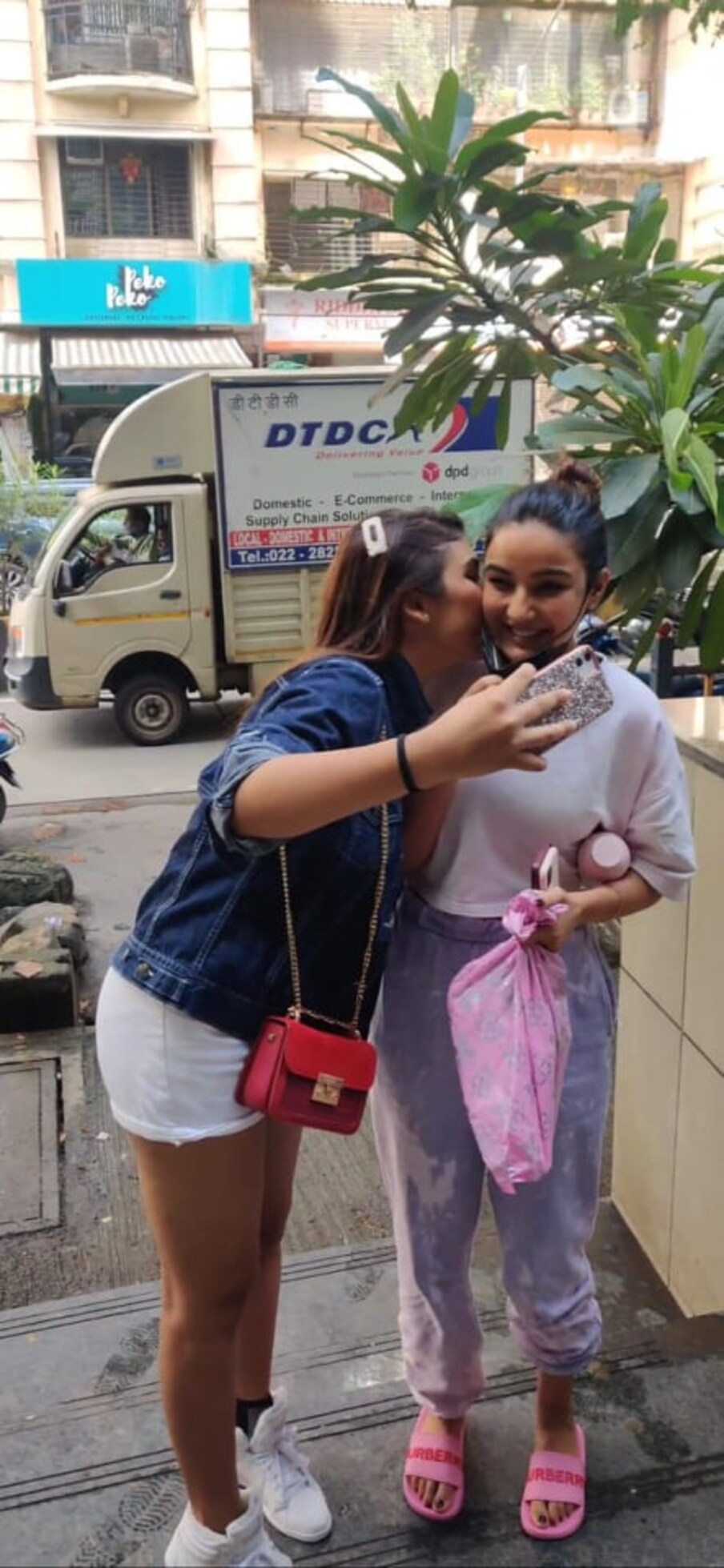 जास्मिनसोबत सेल्फी घेतल्यानंतर ती चाहती जास्मिनच्या गालावर kiss करते आणि तेथून निघून जाते.
