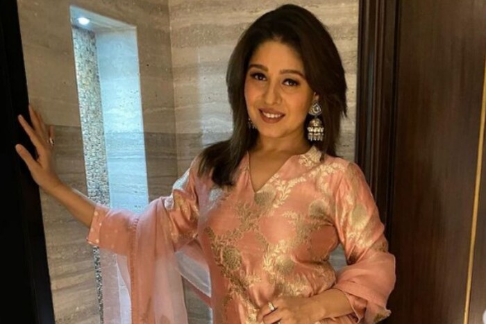 प्रसिद्ध गायिका सुनिधी चौहान (Sunidhi Chuhan) आज एक प्रसिद्ध गायिका म्हणून ओळखली जाते. अनेक रियॅलिटी शोजमध्ये ती जज म्हणून दिसली होती. पण त्यामागे सुनीधीची फार मेहनत देखील होती. तिच्या वाढदिवसानिमित्त जाणून घ्या तिच्याविषयी खास गोष्टी.