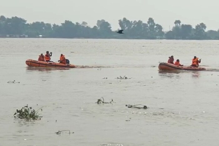 स्थानिक दुसरी बोट घेऊन घटनास्थळी पोहोचले आणि जखमींना खासगी रुग्णालयात दाखल केलं. या अपघातात बेपत्ता झालेल्यांचाही तपास सुरू आहे.