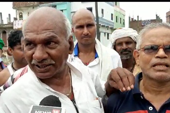 घटनेमुळे स्थानिकांमध्ये आक्रोश आहे. या प्रकरणात ते राज्य सरकारला दोषी मानत आहेत. ते म्हणाले की, दियारावासी येथे पक्का पुल नसल्याकारणाने लोक बोटीतून प्रवास करतात. 