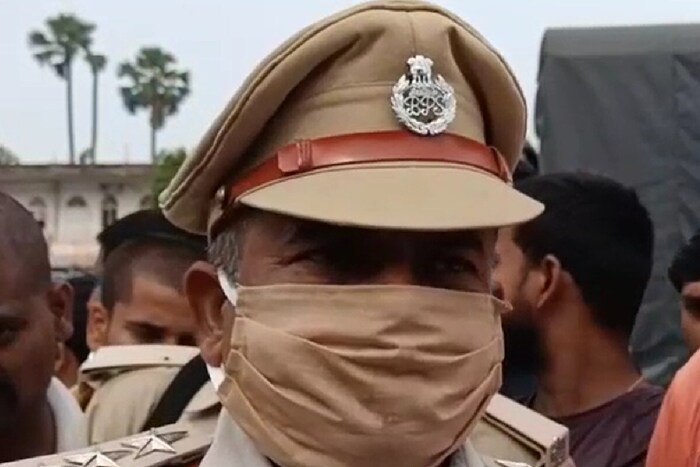 या प्रकरणात पोलिसांनी सांगितलं की, 3 जणं बेपत्ता असून काल रात्री एक बोट हायटेंशन तारेच्या संपर्कात आली होती. ज्यामुळे संपूर्ण बोटीत करंट पसरला. या अपघातात 38 जणं जखमी झाले आहे. तर काही जणं जीव वाचविण्यासाठी गंगेत उडी मारली. गंगेत उडी मारलेले तिघेजण बेपत्ता आहेत. 