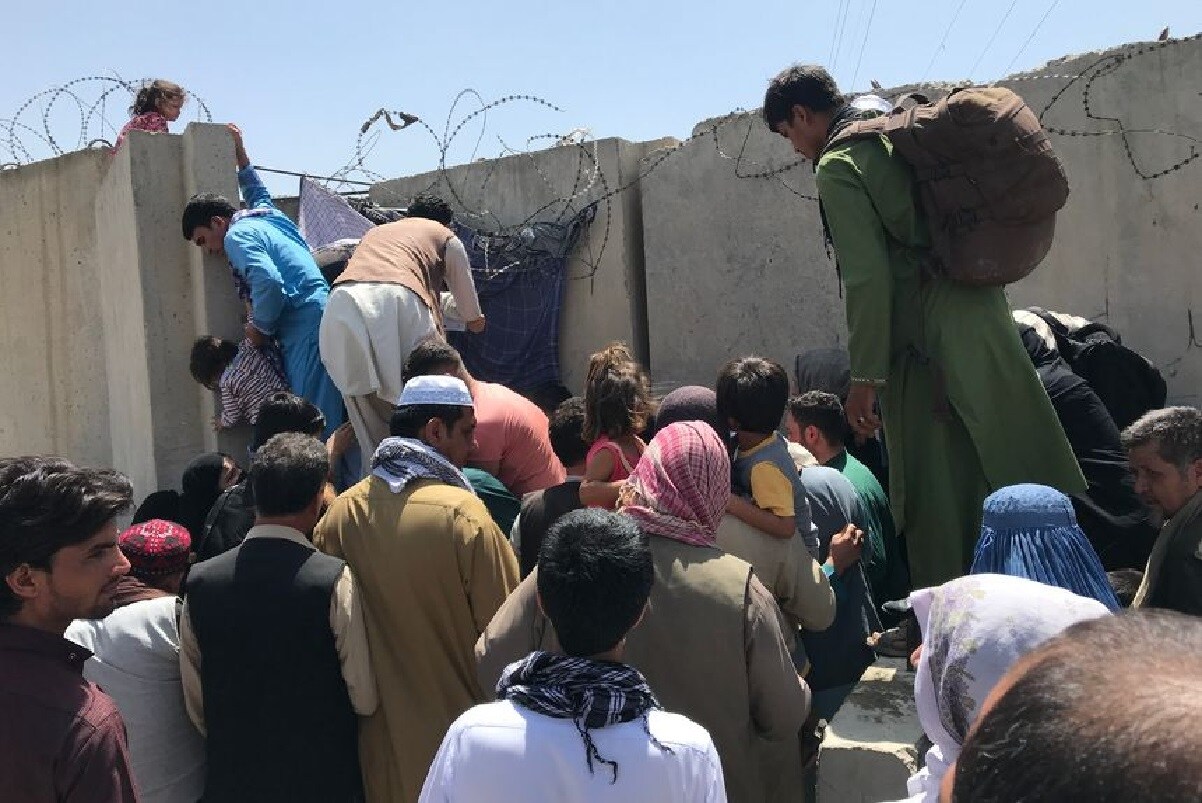 अफगाणिस्तान (Afghanistan) तालिबानच्या (Taliban) कब्जात आलं आहे. देशातील राष्ट्रपती, उपराष्ट्रपती आणि अधिकतर राजकीय नेते देश सोडून पळून जात आहेत. सर्वत्र गोंधळाचं, भीतीचं वातावरण आहे. सर्वसामान्य जनता देश सोडून जाण्याच्या प्रयत्नात आहे, परंतु सर्व रस्ते बंद झाल्याने त्यांना बाहेर पडता येत नाही. विमानं रद्द करण्यात आल्यानंतर लोक रनवेवर जमले आहेत. एखादं विमान येईल आणि बाहेर पडता येईल या आशेवर ते आहेत. अफगाणिस्तानातील अतिशय विदारक परिस्थिचे फोटो समोर आले आहेत.