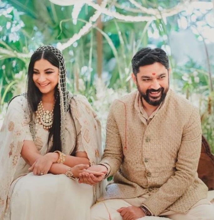 करण आणि रियाने आगदी मोजक्या पाहूण्यांच्या आणि कुटुंबियांच्या उपस्थितीत हा विवाह केला होता.