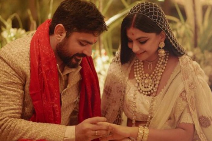 बॉलिवूड अभिनेता अनिल कपूरच्या धाकट्या लेकीनं नुकताच बॉयफ्रेंड करण बूलानीसोबत लग्न केलं आहे. हे दोघे तब्बल 13 वर्षांपासून रिलेशनशिपमध्ये होते. 