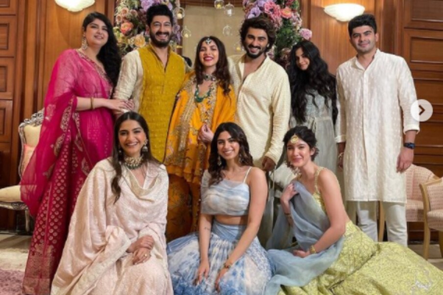 अभिनेत्री सोनम कपूर काहीच दिवसांपूर्वी भारतात आली आहे. पण तेव्हापासून तिच्या प्रेग्नंसीच्या बातम्या येत आहेत. यातच आता कपूर कुुटुंबातून गुड न्यूज ऐकायला मिळत आहे. नुकतच डोहाळे जेवणही झालं आहे.