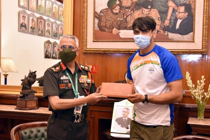 मुंबई, 21 ऑगस्ट : टोकयो ऑलिम्पिकमध्ये (Tokyo Olympics 2020) गोल्ड मेडल जिंकून इतिहास रचणारा भालाफेकपटू नीरज चोप्राचं (Neeraj Chopra) नाव आता आर्मी स्टेडियमला दिलं जाणार आहे. नीरजनं अ‍ॅथलेटिक्समध्ये भारतासाठी पहिलं ऑलिम्पिक मेडलं जिंकलं आहे. (Twitter/ADGPI- Army)